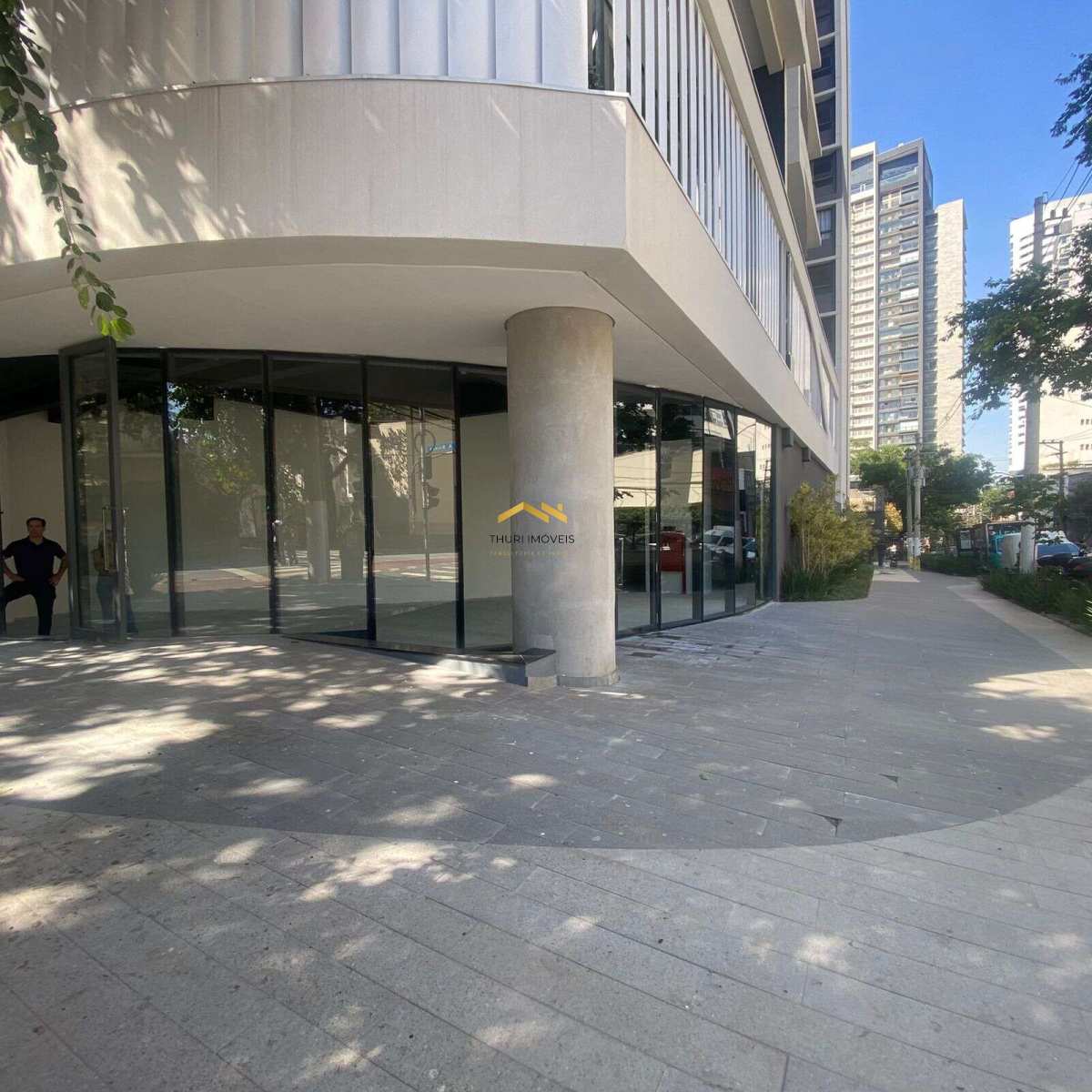 Loja, com 1 quarto, 150m²